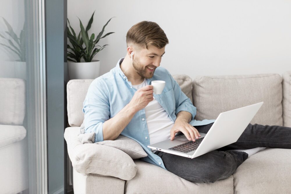 hombre-tomando-cafe-y-usando-laptop